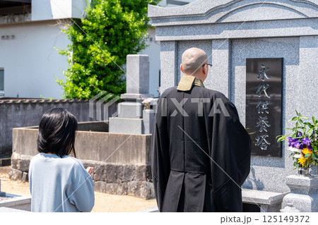 永代供養塔でお祈り 永代供養塔でお祈り 125149372