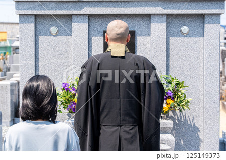 永代供養塔でお祈り 125149373