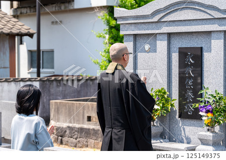永代供養塔でお祈り 125149375