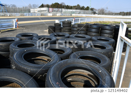 レース用使用済みスリックタイヤ置き場_03 レース用使用済みスリックタイヤ置き場_03 125149402