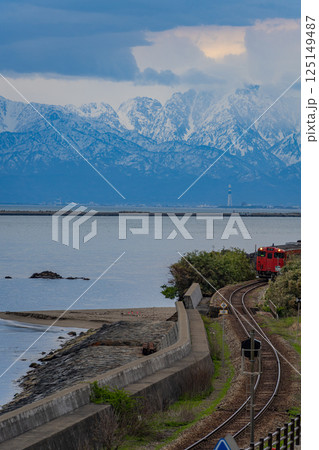 （富山県）雨晴海岸を走る氷見線の列車 125149487