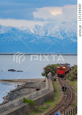 (富山県)雨晴海岸を走る氷見線の列車 (富山県)雨晴海岸を走る氷見線の列車 125149489