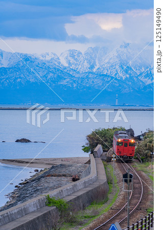 (富山県)雨晴海岸を走る氷見線の列車 (富山県)雨晴海岸を走る氷見線の列車 125149490