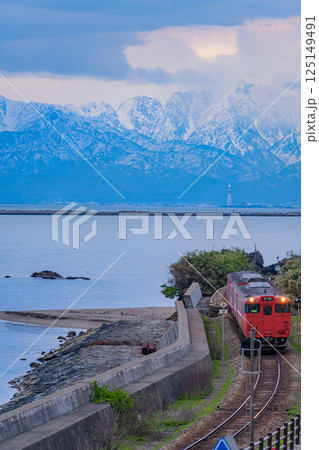 (富山県)雨晴海岸を走る氷見線の列車 (富山県)雨晴海岸を走る氷見線の列車 125149491