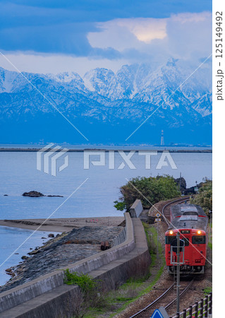 （富山県）雨晴海岸を走る氷見線の列車 125149492