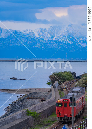 （富山県）雨晴海岸を走る氷見線の列車 125149494