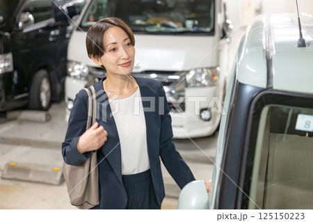車に乗るビジネスウーマン 車に乗るビジネスウーマン 125150223