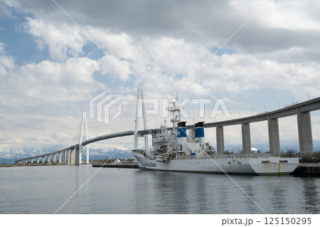 （富山県）海王丸パーク　新湊大橋と巡視船 125150295