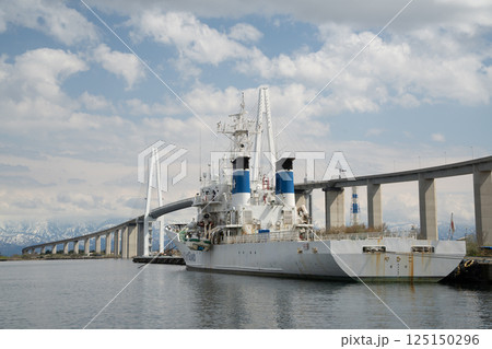 （富山県）海王丸パーク　新湊大橋と巡視船 125150296