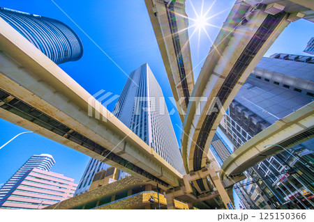 日本の東京都市景観 太陽光が降り注ぐ…池袋のサンシャイン60や池袋ジャンクションなどを望む 日本の東京都市景観 太陽光が降り注ぐ…池袋のサンシャイン60や池袋ジャンクションなどを望む 125150366