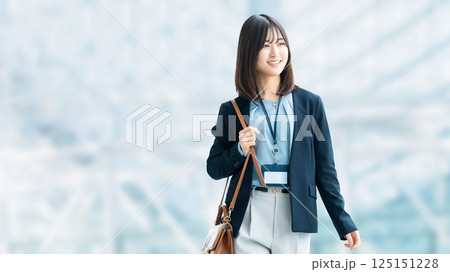オフィスを歩く女性・ビジネスウーマン 125151228