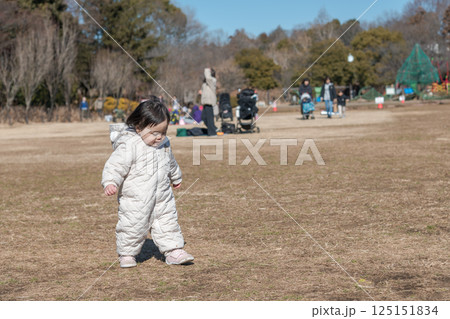 【相模原市立麻溝公園の芝生広場で遊ぶ1歳児】 【相模原市立麻溝公園の芝生広場で遊ぶ1歳児】 125151834