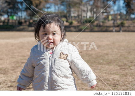 【相模原市立麻溝公園の芝生広場で遊ぶ1歳児】 125151835