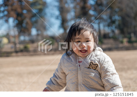 【相模原市立麻溝公園の芝生広場で遊ぶ1歳児】 125151845