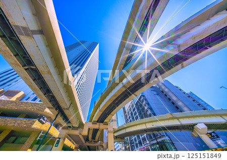 日本の東京都市景観 太陽光が降り注ぐ…池袋のサンシャイン60や池袋ジャンクションなどを望む 125151849