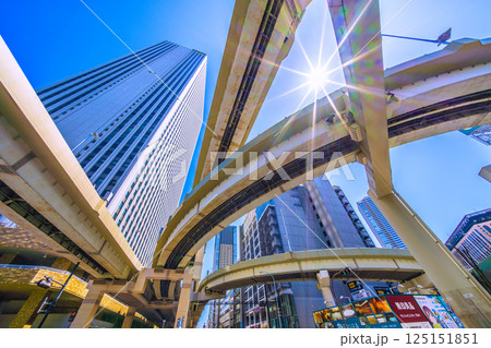 日本の東京都市景観 太陽光が降り注ぐ…池袋のサンシャイン60や池袋ジャンクションなどを望む 125151851