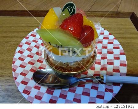 父の米寿誕生日に久しぶりの老舗ショートケーキを食べる おいしい 父の米寿誕生日に久しぶりの老舗ショートケーキを食べる おいしい 125151915