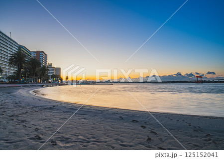 浜松市にある日の出前の弁天島海浜公園と立ち並ぶ宿泊施設の風景(静岡県) 浜松市にある日の出前の弁天島海浜公園と立ち並ぶ宿泊施設の風景(静岡県) 125152041