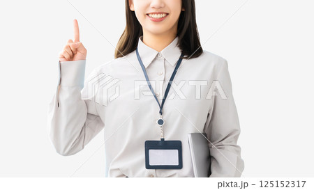 人差し指を立てて案内する笑顔の女性・ビジネスウーマン 人差し指を立てて案内する笑顔の女性・ビジネスウーマン 125152317