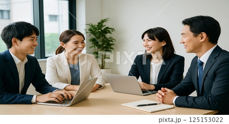 会議中の男女ビジネスパーソンチーム(明るいオフィス) 会議中の男女ビジネスパーソンチーム(明るいオフィス) 125153022