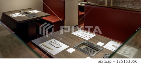 焼肉店の店内、テーブル席、ブース席 125153050