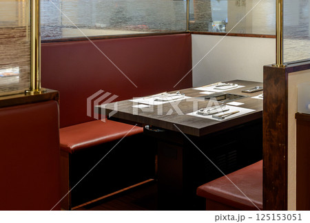 焼肉店の店内、テーブル席、ブース席 125153051