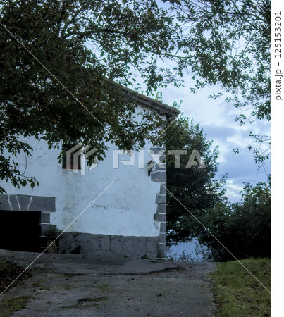 farmhouse facade 125153201