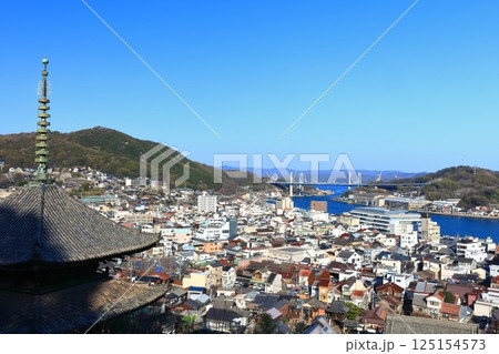 【広島県】桜咲く春の千光寺から見た尾道の町並み 125154573