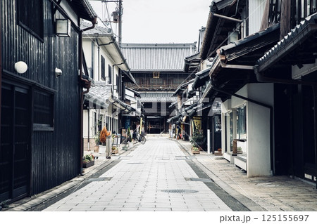 長浜市、大通寺の表参道と山門 125155697