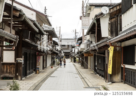 長浜市、大通寺の表参道と山門 125155698