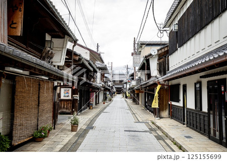 長浜市、大通寺の表参道と山門 125155699