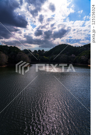 桜の季節の布目ダム　布目湖上空に沸き立つ雲⑪ 125156324
