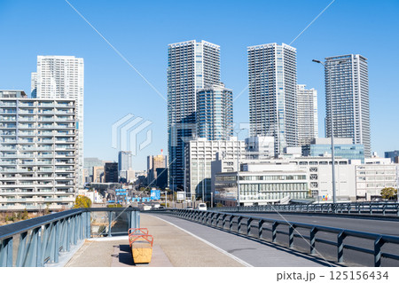 【豊洲大橋】早朝の橋上風景と都市風景 【豊洲大橋】早朝の橋上風景と都市風景 125156434
