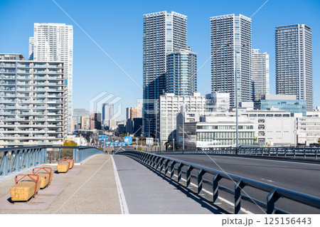 【豊洲大橋】早朝の橋上風景と都市風景 【豊洲大橋】早朝の橋上風景と都市風景 125156443