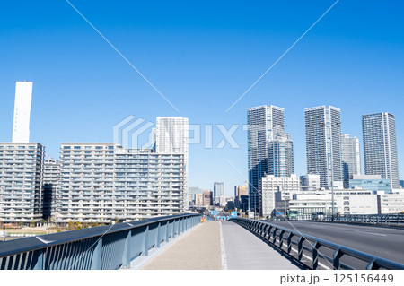 【豊洲大橋】早朝の橋上風景と都市風景 125156449