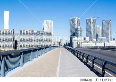 【豊洲大橋】早朝の橋上風景と都市風景 125156451