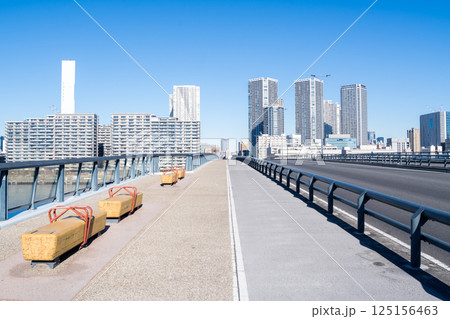 【豊洲大橋】早朝の橋上風景と都市風景 125156463