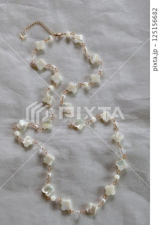 　花形シェルのロングネックレス（白蝶貝） 125156682