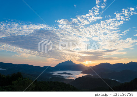朝焼けと湯布院の朝霧（大分県由布市湯布院） 125156759
