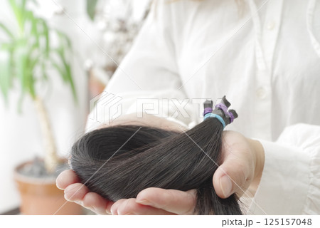 ヘアドネーション用に束ねた髪の毛 ヘアドネーション用に束ねた髪の毛 125157048