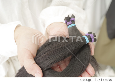 ヘアドネーション用に束ねた髪の毛 125157050