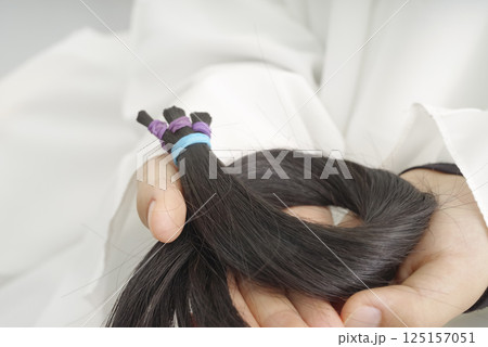 ヘアドネーション用に束ねた髪の毛 125157051