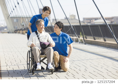 車椅子に乗るシニア男性 車椅子に乗るシニア男性 125157204