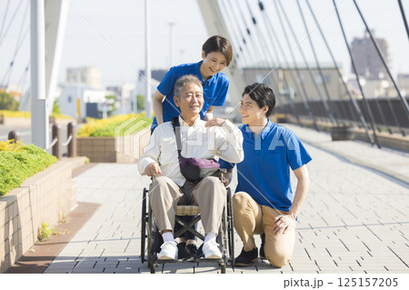 車椅子に乗るシニア男性　 125157205