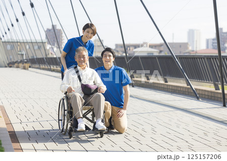車椅子に乗るシニア男性 車椅子に乗るシニア男性 125157206