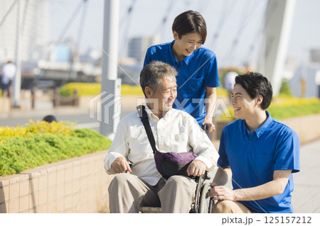 車椅子に乗るシニア男性　 125157212