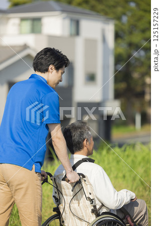 車椅子に乗るシニア男性 車椅子に乗るシニア男性 125157229