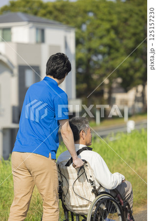 車椅子に乗るシニア男性　　 125157230