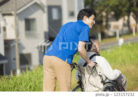 車椅子に乗るシニア男性　　 125157232
