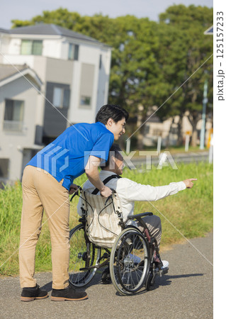 車椅子に乗るシニア男性　　 125157233